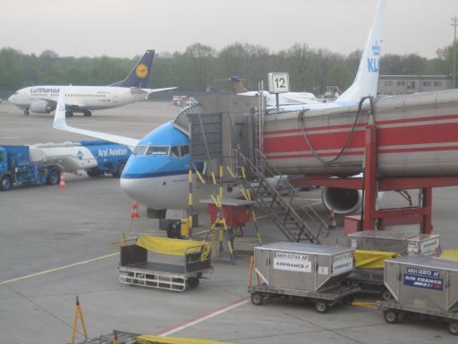 KLM Boeing 737–700 mit Winglets am Gate A12 in TXL Berlin, Deutschland