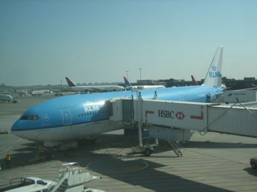 KLM Boeing 777–200 ER am Gate in JFK New York, USA