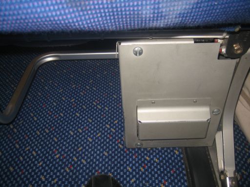 KLM Boeing 777–200 ER, Entertainment Box am Sitzplatz 32 D