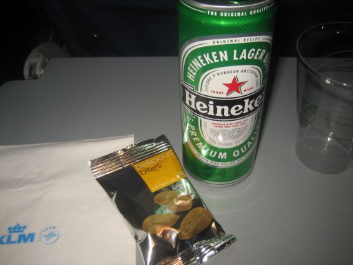 KLM Economy Service mit Heineken Bier und Nüssen