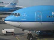 KLM Boeing 777–200 ER am Gate in AMS Amsterdam, Niederlande