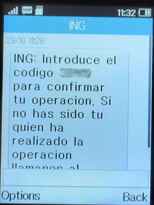 KLM Royal Dutch Airlines, SMS der ING Direct Bank zur Zahlungsbestätigung auf einem Alcatel 2051X Mobiltelefon