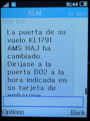 KLM Royal Dutch Airlines, SMS mit Hinweis Flugsteigänderung im September 2025 auf einem Alcatel 2051X Mobiltelefon