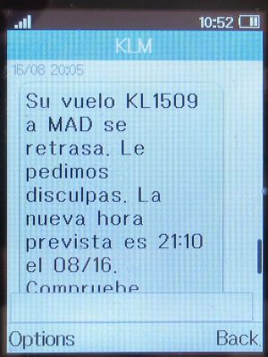 KLM Royal Dutch Airlines, SMS mit Hinweis Flugverspätung im August 2025 auf einem Alcatel 2051X Mobiltelefon