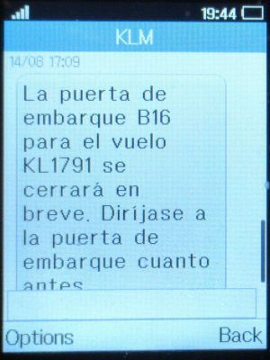 KLM Royal Dutch Airlines, SMS mit Hinweis Flugsteigschließung im August 2025 auf einem Alcatel 2051X Mobiltelefon