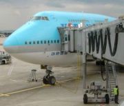 Korean Air Boeing 747 am Gate in Paris CDG