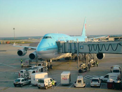 Korean Air Boeing 747 am Gate in Paris CDG