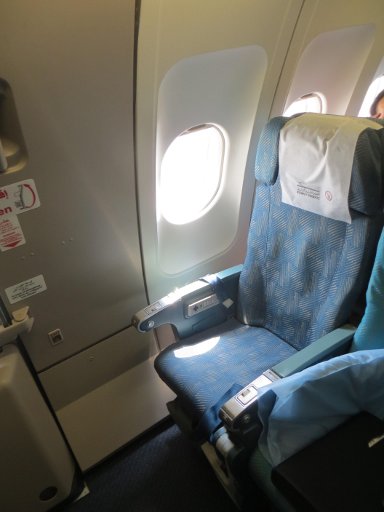 Kuwait Airways, Airbus A340–300 Sitzplatz 24K am Notausgang