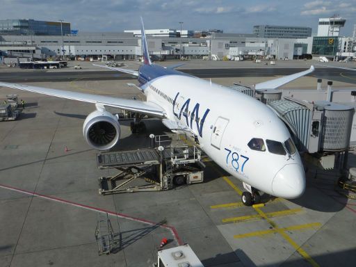 LAN Línea Aérea Nacional de Chile, Boeing 787–8 Dreamliner am Flugsteig dem Flughafen Frankfurt FRA