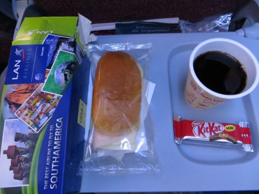 LAN Línea Aérea Nacional de Chile, Snack mit Kaffee und Kit Kat Schokoriegel