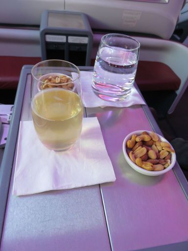 LATAM Airlines Business Klasse, Champagner oder Wasser mit Erdnüssen