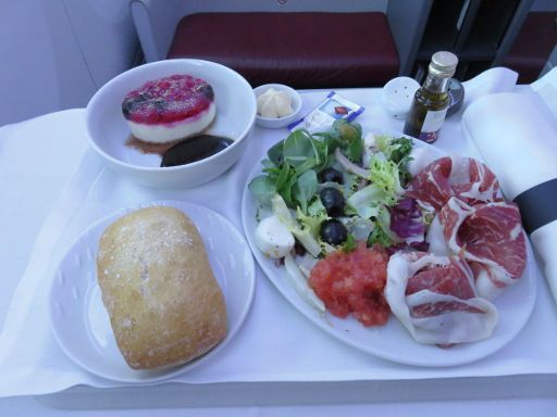 LATAM Airlines Business Klasse, Abendessen mit Schinken, Salat, Weißbrot und Kuchen