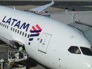 LATAM Airlines, Economy Klasse, Boeing 787–9 Dreamliner am Flugsteig dem Flughafen Frankfurt FRA