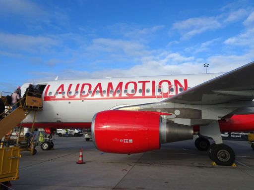 Laudamotion, Airbus A320 auf einer Außenposition auf dem Flughafen Wien VIE