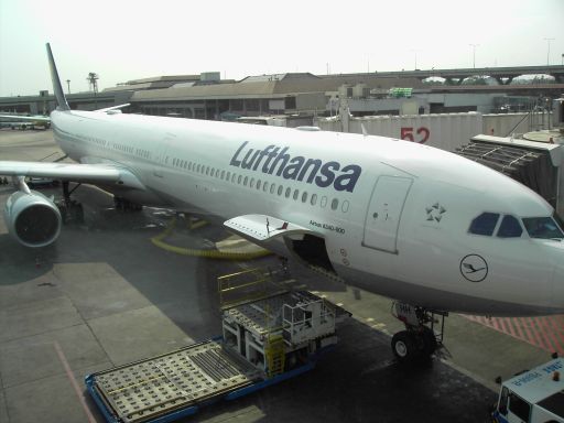 Lufthansa Airbus A340–600 am Gate 52 in Bangkok