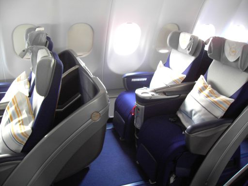 Lufthansa Airbus A340–600 mit zwei Reihen Business Klasse, mein Sitz hatte die Nummer 11 K