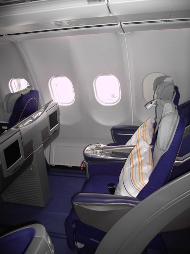 Lufthansa Airbus A340–600 Business Klasse mit großem Sitzplatzabstand