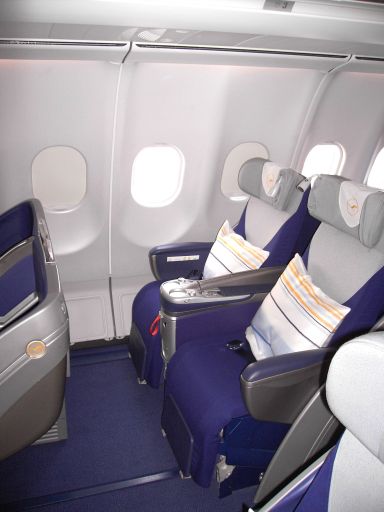 Lufthansa Airbus A340–600 Business Klasse mit großem Sitzplatzabstand