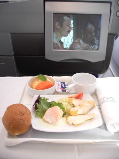 Lufthansa Airbus A340–600 Business Klasse Snack und Blick auf den LCD Monitor