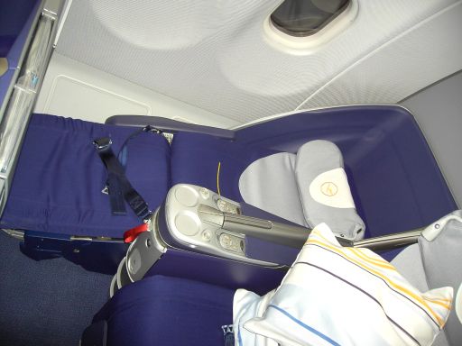 Lufthansa Airbus A340–600 Business Klasse Sitz in Liegeposition