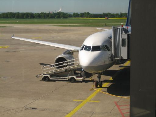 Lufthansa® Airbus A 319 am Gate in Hannover HAJ, Deutschland