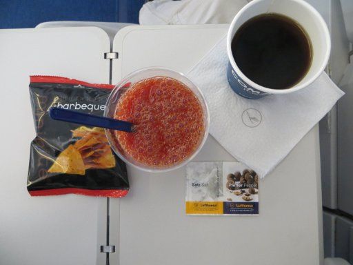 Lufthansa®, 15 g Chips Mini Nachos mit 71 kcal, Tomatensaft und Kaffee