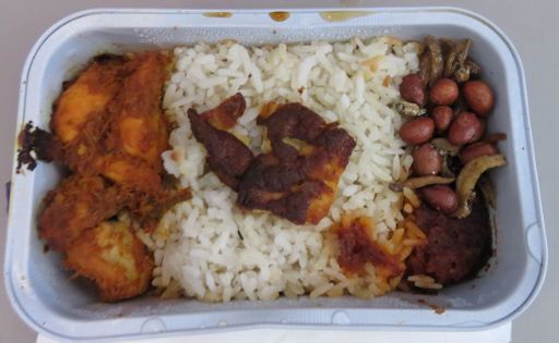 Malindo air, Nasi Lemak mit Hühnchen Rendang