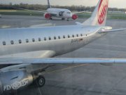 NIKI, Embraer E190 am Flugsteig in Warschau, Polen