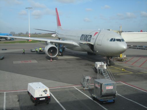 Northwest Airlines, Airbus A330–200 am Gate in Amsterdam, Niederlande