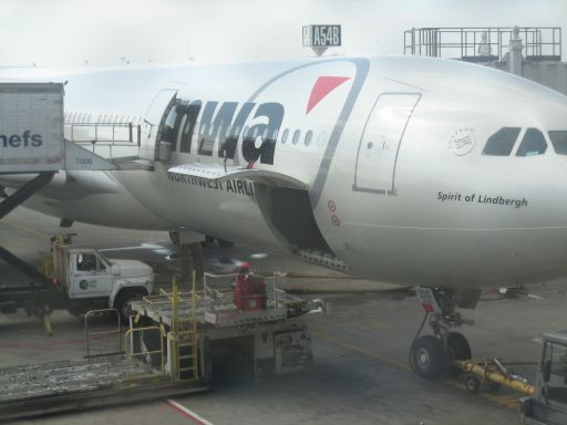 Northwest Airlines, Airbus A330–200 am Gate in Detroit, Vereinigte Staaten von Amerika