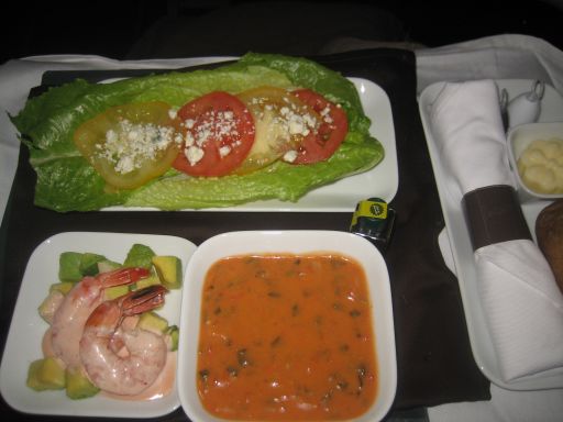 Northwest Airlines, Business Klasse, Erster Gang mit Shrimps, Tomatencremesuppe, kleinem Salat und Brötchen