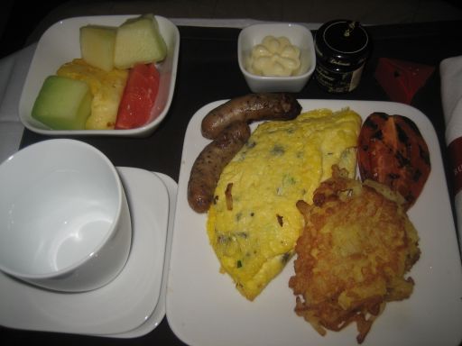 Northwest Airlines, Business Klasse, Frühstück mit Würstchen, Omelette, gegrillter Tomate und Obstsalat 