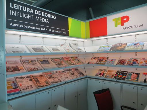 PGA Portugália Airlines, TAP Stand mit kostenlose Zeitschriften Flughafen Oporto