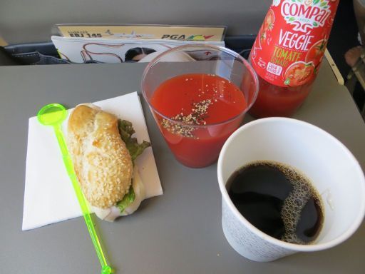 PGA Portugália Airlines, kleines Baguette mit Salat, Schinken und Tomatensaft und Kaffee