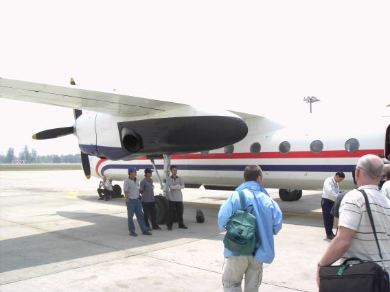 President Airlines Antonov 24 auf einer Außenposition in Bangkok