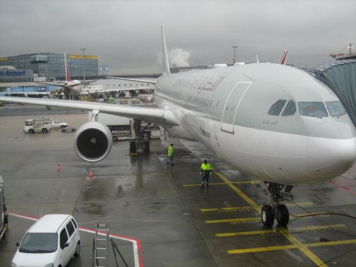 Qatar Airways Airbus A 330–300 am Gate in Frankfurt