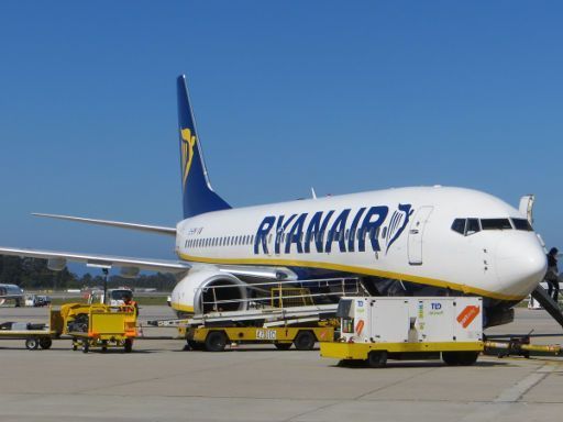 Ryanair Boeing 737–800 im Juni 2015 auf einer Außenposition in Porto, OPO Portugal