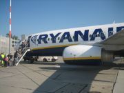 Ryanair Boeing 737–800 auf einer Außenposition in Berlin Schönefeld