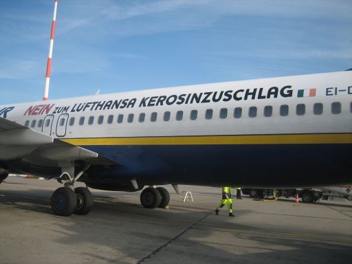 Ryanair Boeing 737–800 mit humorvoller Aufschrift: NEIN zum LUFTHANSA KEROSINZUSCHLAG