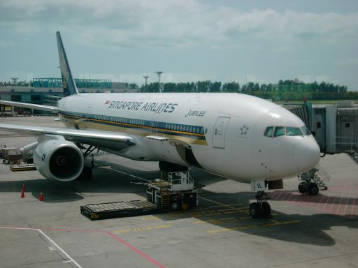 Singapore Airlines, Boeing 777–300 ER am Gate in Singapore