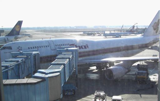 Thai Airways Boeing 747 am Gate