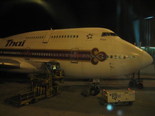 Thai Airways Boeing 747–400 am Gate in München, Deutschland
