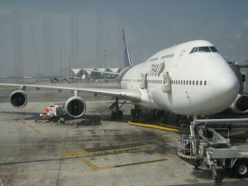 Thai Airways Boeing 747–400 am Gate in Bangkok, Thailand