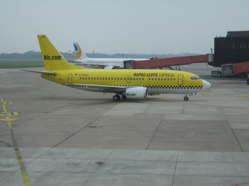 TUIfly, Boeing 737–500 auf dem Weg zum Gate in Hannover