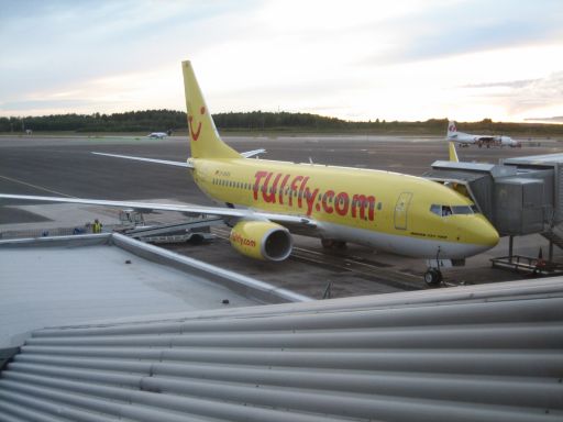 TUIfly, Boeing 737–700 am Gate in Stockholm