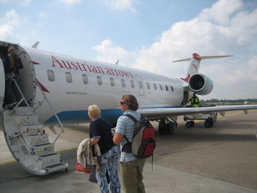 Austrian arrows operated by Tyrolean Canadair CRJ auf dem Flughafen Hannover, HAJ, Deutschland