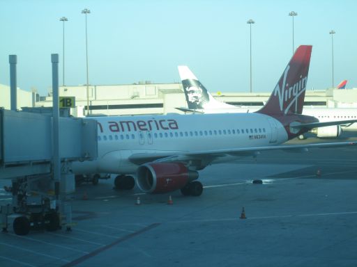 Virgin America, Airbus A320–200 am Gate in San Francisco, Kalifornien, USA