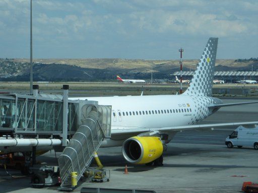 vueling, Airbus A320–200 am Flugsteig dem Flughafen Madrid MAD