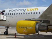 vueling, Airbus A320–200 auf einer Außenposition Flughafen Ibiza IBZ