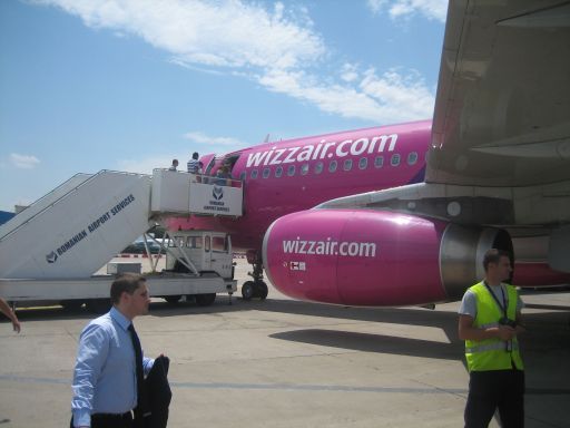 Wizz Air Airbus A320–200 auf einer Außenposition in Bukarest, Rumänien